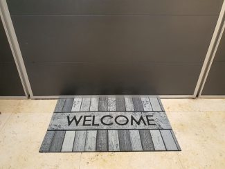 שטיח סף גומי מודפס - Welcome אפור