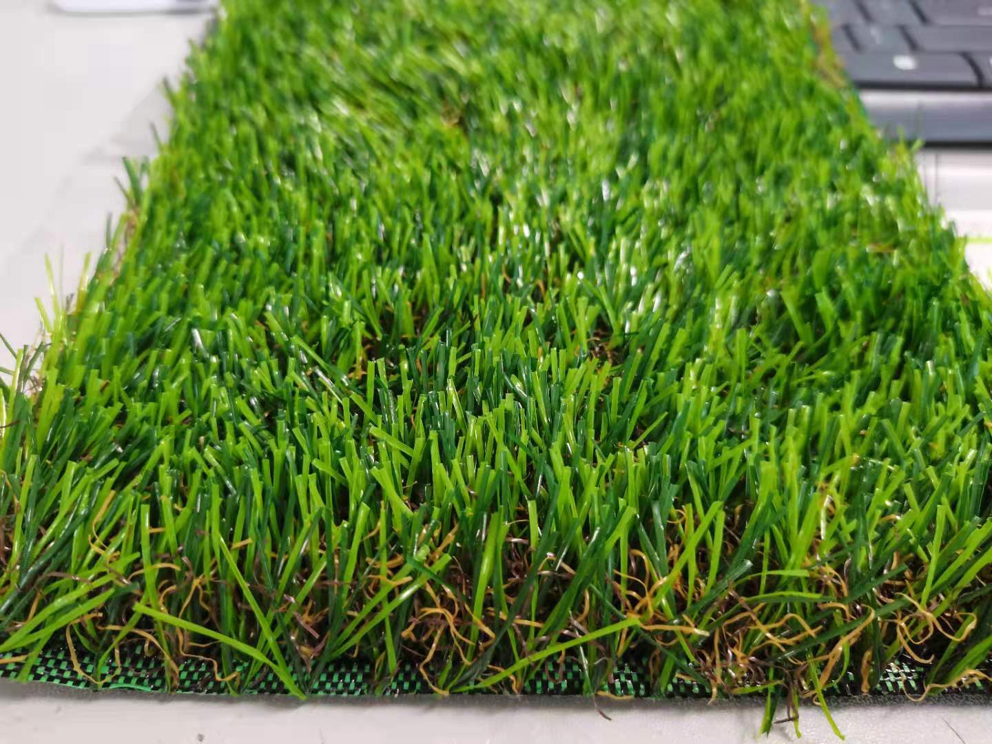 דשא סינטטי פלטינום בעובי 28 מ
