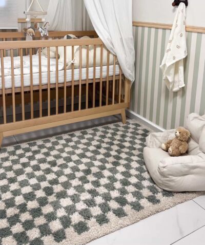 הוסיפו נגיעת קסם ורוגע לחדר הילדים עם שטיח משבצות תכלת – שילוב מושלם של נעימות, סגנון ונוחות.
הגוונים הרכים יוצרים אווירה רגועה ומזמינה, והמרקם העדין הופך כל צעדי משחק לחוויה חמימה ונעימה.
מתאים לבנים ולבנות, משתלב בקלות בכל עיצוב חדר – פשוט לשים ולהתאהב 💙קרדיט: shani_shabtay_interiordesign